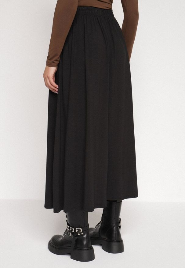 Born2be - Czarna Bawełniana Spódnica o Rozkloszowanym Kroju Tusnara. Kolor: czarny. Materiał: bawełna