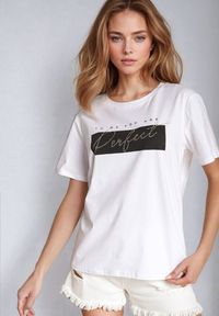Born2be - Biały Klasyczny Bawełniany T-shirt z Napisem z Cyrkonii Taronea. Okazja: na spotkanie biznesowe, na co dzień. Kolor: biały. Materiał: bawełna. Wzór: napisy. Styl: klasyczny #5