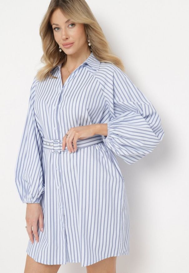 Born2be - Niebiesko-Biała Koszulowa Sukienka w Paski z Paskiem i Metalową Klamrą Elaratia. Okazja: na spotkanie biznesowe, do pracy. Kolor: niebieski. Materiał: materiał, bawełna. Wzór: paski. Typ sukienki: koszulowe. Styl: biznesowy