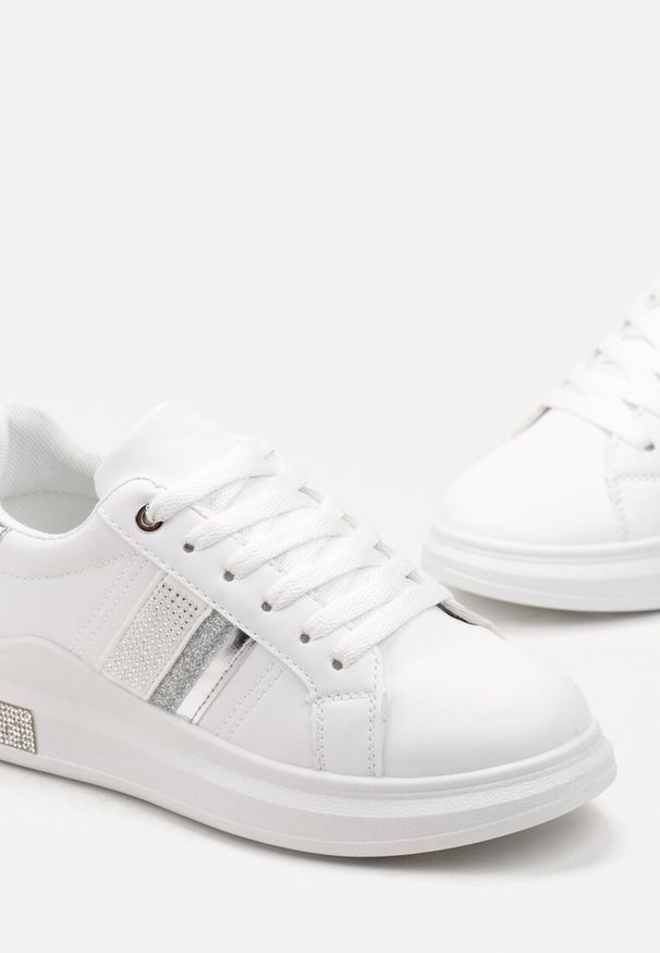 Born2be - Białe Sznurowane Sneakersy z Ekoskóry Ozdobione Cyrkoniami Aloulie. Wysokość cholewki: przed kostkę. Kolor: biały. Szerokość cholewki: normalna. Wzór: aplikacja. Obcas: na płaskiej podeszwie