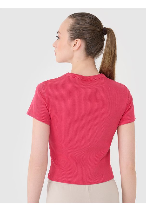 4f - 4F T-shirt slim z prążkowanej dzianiny damski - różowy M. Okazja: na co dzień. Kolor: różowy. Materiał: dzianina, prążkowany. Długość rękawa: krótki rękaw. Długość: krótkie. Wzór: prążki. Styl: klasyczny, sportowy, casual