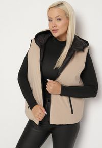 Born2be - Beżowa Dwustronna Kamizelka z Kapturem Zdobiona Pikowanymi Przeszyciami Tuliona. Okazja: na spacer. Typ kołnierza: kaptur. Kolekcja: plus size. Kolor: beżowy. Materiał: jeans. Wzór: aplikacja. Styl: elegancki #3