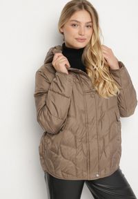 Born2be - Brązowa Pikowana Kurtka Przejściowa o Klasycznym Kroju z Kapturem Tavitte. Okazja: na spacer, na co dzień. Typ kołnierza: kaptur. Kolekcja: plus size. Kolor: brązowy. Materiał: poliester, jeans. Wzór: aplikacja. Styl: klasyczny #2