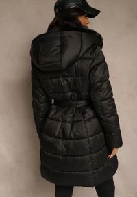 Renee - Czarna Pikowana Kurtka z Nieodpinanym Kapturem o Długim Kroju z Paskiem Lidassea. Okazja: na co dzień. Kolor: czarny. Materiał: jeans. Długość: długie. Styl: casual #3