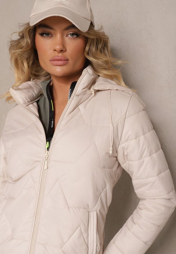 Renee - Ciemnobeżowa Kurtka z Geometrycznym Pikowaniem i Kapturem Lilidi. Okazja: na spacer, na co dzień. Kolor: beżowy. Materiał: jeans. Wzór: geometria. Styl: wizytowy, elegancki, casual