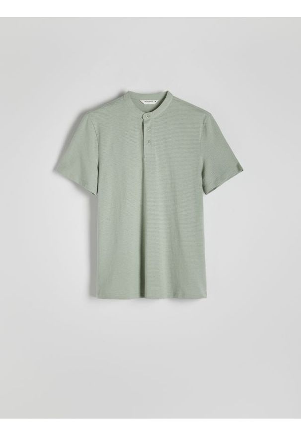 Reserved - Koszulka polo regular ze stójką - zielony. Typ kołnierza: polo, kołnierzyk stójkowy. Kolor: zielony. Materiał: bawełna, dzianina