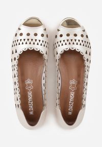 Born2be - Złote Ażurowe Balerinki ze Skóry Naturalnej z Odkrytym Noskiem Helyss. Okazja: do pracy, na co dzień, na spotkanie biznesowe. Kolor: złoty. Materiał: skóra. Szerokość cholewki: normalna. Wzór: ażurowy. Styl: klasyczny, biznesowy, elegancki, casual, boho #3