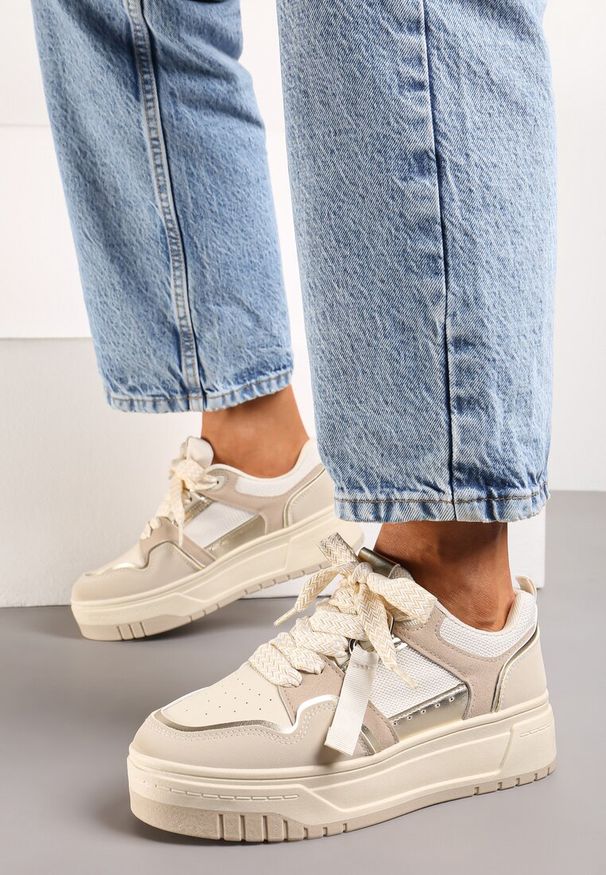 Renee - Ciemnobeżowe Sneakersy na Niskiej Platformie z Zawieszką i Ozdobnymi Sznurówkami Salam. Okazja: na spacer, na co dzień. Zapięcie: sznurówki. Kolor: beżowy. Materiał: jeans. Sezon: wiosna, lato. Obcas: na platformie. Sport: turystyka piesza