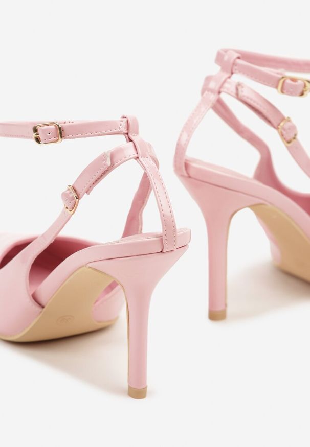 Renee - Różowe Sandały Lakierowane Vices na Szpilce Typu Slingback Dolenita. Okazja: na co dzień, na spacer. Nosek buta: szpiczasty. Zapięcie: sprzączka. Kolor: różowy. Materiał: lakier. Sezon: lato. Obcas: na szpilce. Styl: klasyczny, casual
