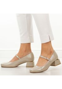 POTOCKI - Złote czółenka damskie na obcasie Potocki 12815. Okazja: na co dzień. Zapięcie: pasek. Kolor: złoty. Szerokość cholewki: normalna. Materiał: skóra. Sezon: wiosna, lato, jesień. Obcas: na obcasie. Styl: casual, klasyczny, elegancki. Wysokość obcasa: średni #1