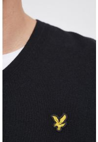 Lyle & Scott - Sweter. Okazja: na co dzień. Kolor: czarny. Materiał: dzianina. Długość rękawa: długi rękaw. Długość: długie. Wzór: aplikacja. Styl: casual #3