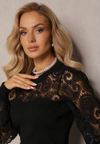 Renee - Czarna Bluzka z Koronkowymi Rękawami i Dekoltem Crasve. Okazja: na imprezę. Kolor: czarny. Materiał: koronka. Styl: wizytowy, elegancki