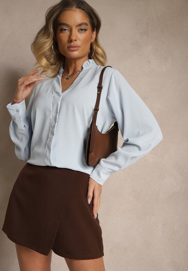 Renee - Jasnoniebieska Bluzka z Dekoltem w Kształcie Litery V Zdobionym Falbanką Davissia. Okazja: na spotkanie biznesowe. Typ kołnierza: dekolt w kształcie V. Kolor: niebieski. Długość rękawa: długi rękaw. Długość: długie. Wzór: aplikacja. Styl: biznesowy, elegancki, klasyczny