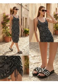 Sinsay - Wzorzysta sukienka midi - wielobarwny. Długość: midi #1