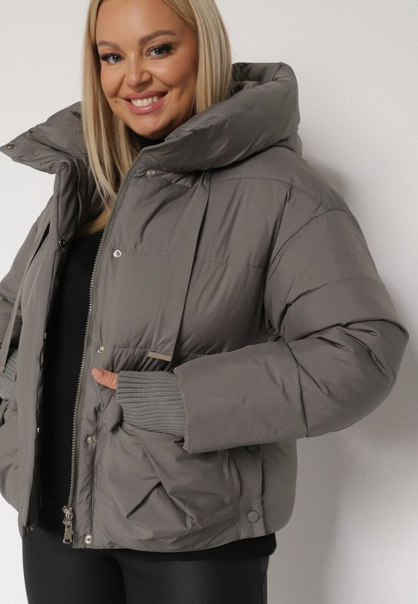 Born2be - Szara Pikowana Krótka Kurtka z Nieodpinanym Kapturem i Ozdobnymi Tasiemkami Mevannia. Okazja: na co dzień. Kolor: szary. Materiał: jeans. Długość: krótkie. Styl: casual