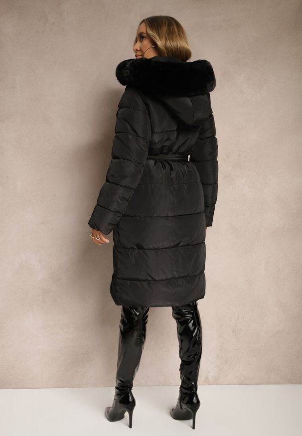 Renee - Czarna Kurtka z Pikowanymi Przeszyciami i Odpinanym Kapturem z Futrem Wiązana w Talii Zairira. Okazja: na co dzień. Kolor: czarny. Materiał: futro. Styl: elegancki, casual