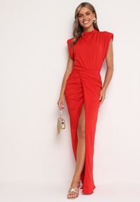 Born2be - Czerwona Sukienka Maxi Dopasowana z Poduszkami w Ramionach i Rozcięciem na Boku Ocrana. Okazja: na ślub cywilny, na wesele, na imprezę. Kolor: czerwony. Typ sukienki: dopasowane. Styl: elegancki, klasyczny. Długość: maxi #6