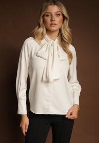 Renee - Jasnobeżowa Bluzka Vices Ozdobiona Kokardą Overile. Okazja: na co dzień. Typ kołnierza: kokarda. Kolor: beżowy. Materiał: jeans. Wzór: aplikacja. Styl: klasyczny, casual, elegancki