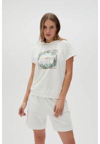 MOODO - Bluza z kapturem i krótkimi rękawami biała. Typ kołnierza: kaptur. Kolor: biały. Materiał: bawełna, elastan. Długość rękawa: krótki rękaw. Długość: krótkie