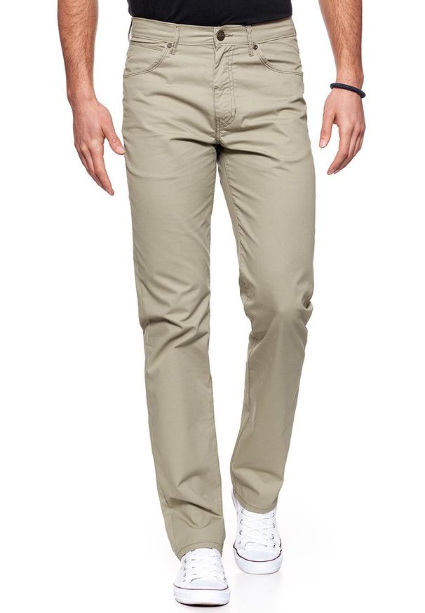 Wrangler - WRANGLER SPODNIE MĘSKIE ARIZONA CAMEL W12OAN175. Okazja: na co dzień. Materiał: bawełna, jeans. Długość: długie. Wzór: aplikacja, jednolity. Sezon: zima. Styl: casual, elegancki, klasyczny