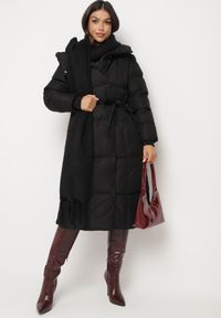 Born2be - Czarna Długa Kurtka Pikowana z Kapturem i Wysokim Kołnierzem Wiązana w Talii Zevrira. Okazja: na co dzień. Typ kołnierza: kaptur. Kolor: czarny. Materiał: jeans, materiał. Długość: długie. Styl: klasyczny, casual, elegancki, sportowy #5