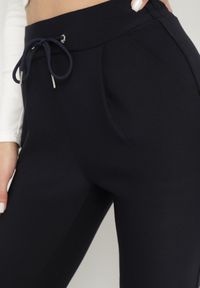 Born2be - Granatowe Spodnie o Dopasowanym Kroju z Wysokim Stanem i Wiązaniem Virpio. Okazja: na co dzień. Stan: podwyższony. Kolor: niebieski. Materiał: jedwab. Wzór: aplikacja. Styl: casual, klasyczny #3