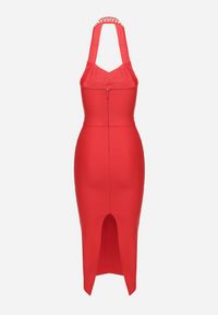 Born2be - Czerwona Dopasowana Sukienka z Wiskozą z Dekoltem Halter i Rozcięciem Zdobiona Perłami Sanithiel. Okazja: na imprezę. Typ kołnierza: dekolt halter. Kolor: czerwony. Materiał: wiskoza. Wzór: aplikacja #6