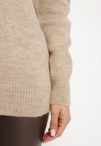 Born2be - Beżowy Sweter z Wywiniętym Dekoltem Parira. Kolor: beżowy. Długość rękawa: długi rękaw. Długość: długie. Wzór: aplikacja, bez wzorów. Styl: elegancki #5