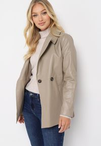 Born2be - Beżowy Dwurzędowy Płaszcz z Imitacji Skóry Kurtka Wiązana w Talii Lepari. Okazja: na co dzień. Kolor: beżowy. Materiał: skóra. Wzór: aplikacja. Sezon: wiosna, jesień. Styl: casual, elegancki, klasyczny #4