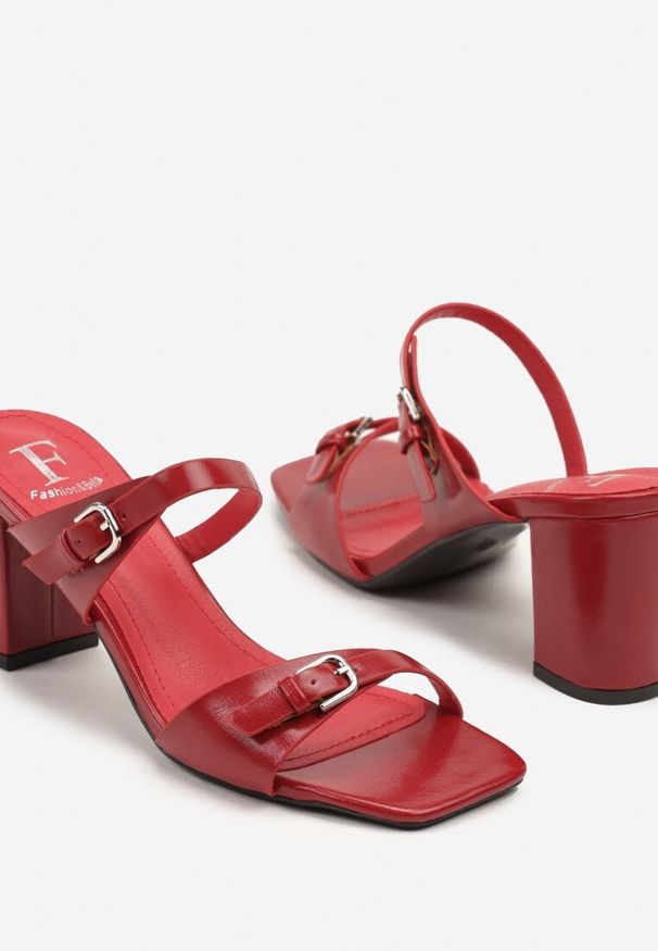 Born2be - Czerwone Klapki na Słupku Zdobione Klamrami Zarirene. Okazja: na co dzień. Kolor: czerwony. Materiał: jeans. Wzór: aplikacja. Obcas: na słupku. Styl: elegancki, klasyczny, casual