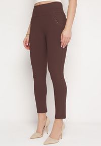 Born2be - Ciemnobrązowe Spodnie Skinny z Gumką w Pasie i Kieszeniami Nellina. Kolor: brązowy. Materiał: materiał. Wzór: aplikacja