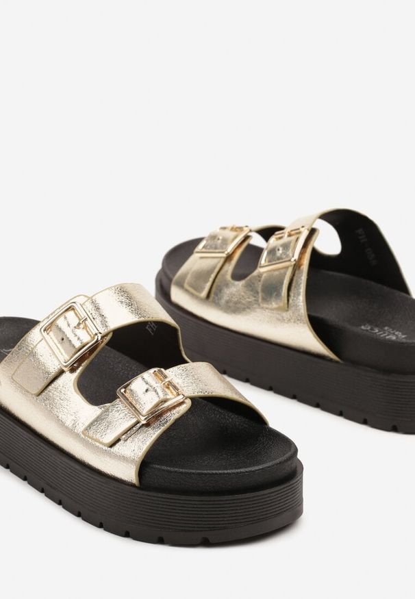 Renee - Złote Klapki na Platformie z Paskami ze Sprzączkami Kaliora. Okazja: na co dzień. Kolor: złoty. Materiał: jeans. Wzór: paski. Sezon: lato. Obcas: na platformie. Styl: elegancki, casual