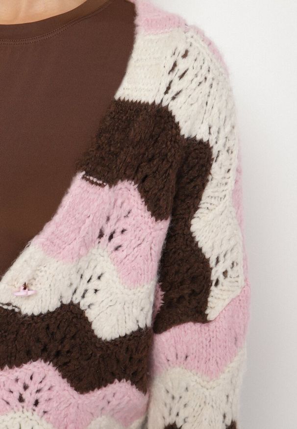 Born2be - Różowy Kardigan w Ażurowy Wzór z Dodatkiem Wełny i Wiskozy Esilla. Okazja: na co dzień. Typ kołnierza: dekolt w kształcie V. Kolor: różowy. Materiał: wiskoza, wełna. Długość: długie. Wzór: ażurowy. Styl: casual, klasyczny, elegancki