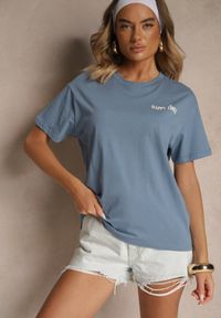 Renee - Niebieski T-shirt z Bawełny o Kroju Oversize Fillinea. Okazja: na co dzień. Kolor: niebieski. Materiał: bawełna. Wzór: napisy, aplikacja. Styl: klasyczny, casual