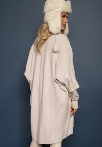Renee - Jasnobeżowy Kardigan Bez Zapięć Ozdobiony Guzikami i Wsuwanymi Kieszeniami Asindra. Okazja: na co dzień. Kolor: beżowy. Materiał: jeans. Wzór: aplikacja. Styl: elegancki, casual