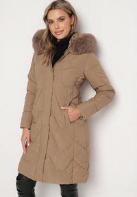 Born2be - Ciemnobeżowa Kurtka Pikowana o Długim Fasonie z Kapturem i Futrem Vertizola. Okazja: na spacer, na co dzień. Typ kołnierza: kaptur. Kolor: beżowy. Materiał: futro. Długość: długie. Styl: casual, elegancki #1