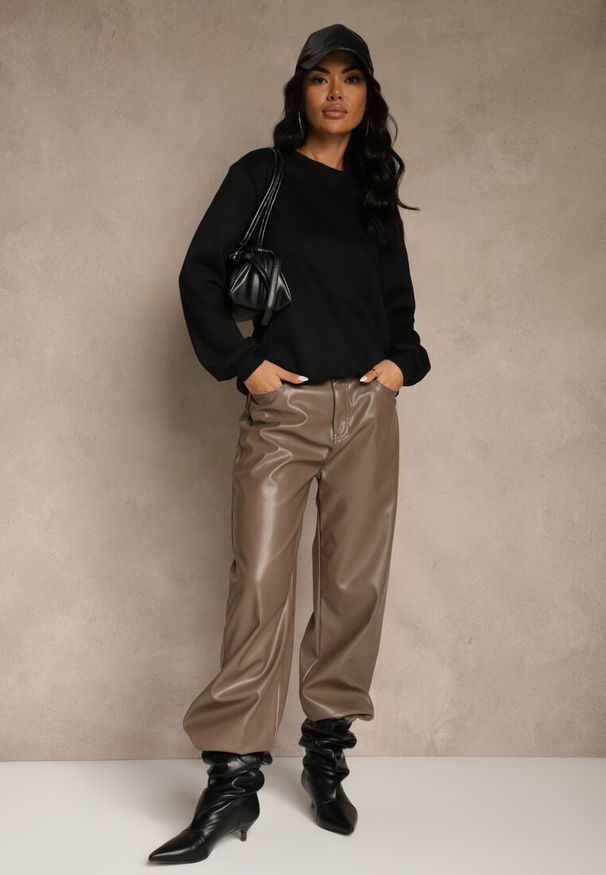 Renee - Czarna Bluza z Bawełną i Przeszyciami przy Dekolcie Fezanna. Okazja: na co dzień. Kolor: czarny. Materiał: bawełna. Styl: casual, sportowy