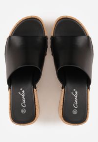 Born2be - Czarne Klapki na Koturnie i Platformie z Korka Ozdobione Nitami Fyserlienne. Okazja: na co dzień, do pracy. Kolor: czarny. Materiał: jeans, len. Wzór: aplikacja. Obcas: na koturnie. Styl: casual #9