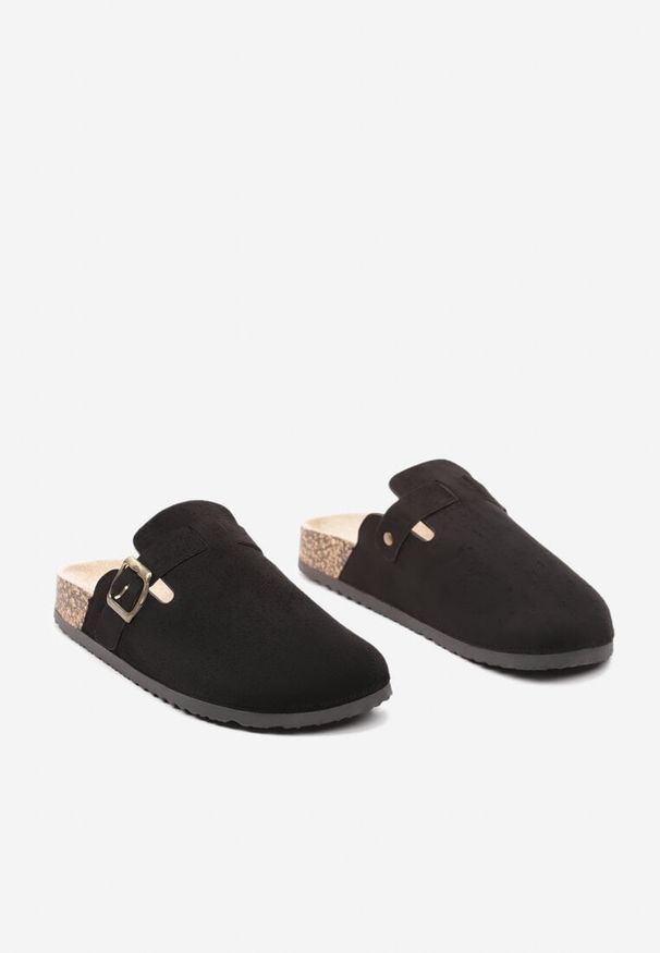 Renee - Czarne Klapki na Płaskiej Korkowej Podeszwie z Zakrytym Przodem Ozdobione Klamrą Atheine. Okazja: na plażę, na co dzień. Nosek buta: okrągły. Kolor: czarny. Wzór: aplikacja. Sezon: lato. Obcas: na obcasie. Styl: casual. Wysokość obcasa: niski