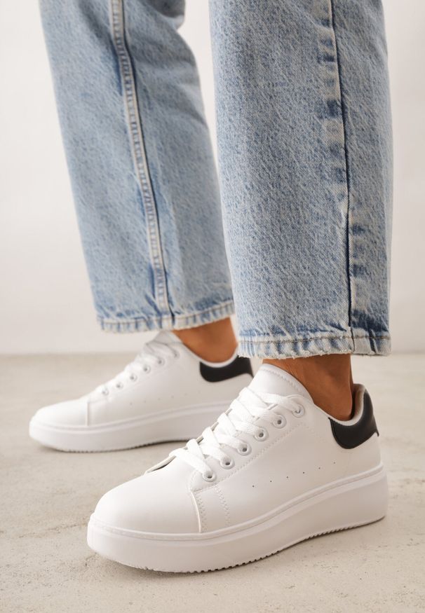 Born2be - Biało-Czarne Sznurowane Sneakersy o Klasycznym Fasonie na Grubej Podeszwie Cataria. Okazja: na co dzień, na spotkanie biznesowe. Zapięcie: sznurówki. Kolor: biały. Materiał: jeans, bawełna