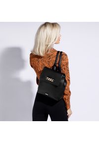 Wittchen - Damski plecak z łańcuchem na klapie. Kolor: czarny. Materiał: skóra ekologiczna. Wzór: aplikacja. Styl: klasyczny, elegancki #5