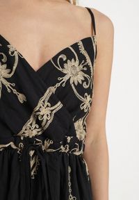 Born2be - Czarna Sukienka Boho z Wiskozy na Ramiączkach Zdobiona Metalicznym Haftem Saleriela. Okazja: na spacer, na co dzień. Kolor: czarny. Materiał: wiskoza. Długość rękawa: na ramiączkach. Wzór: aplikacja, haft. Typ sukienki: rozkloszowane. Styl: boho #2
