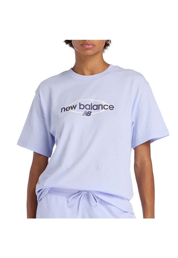 Koszulka damska New Balance WT61Z7OQDYK - fioletowa. Kolor: fioletowy. Materiał: satyna, bawełna. Długość rękawa: krótki rękaw. Długość: krótkie. Wzór: napisy, haft
