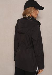 Renee - Czarna Kurtka o Kroju Parki z Odpinanym Kapturem i Ściągaczem Elanorian. Okazja: na co dzień, na spacer. Kolor: czarny. Materiał: jeans. Styl: elegancki, casual #5