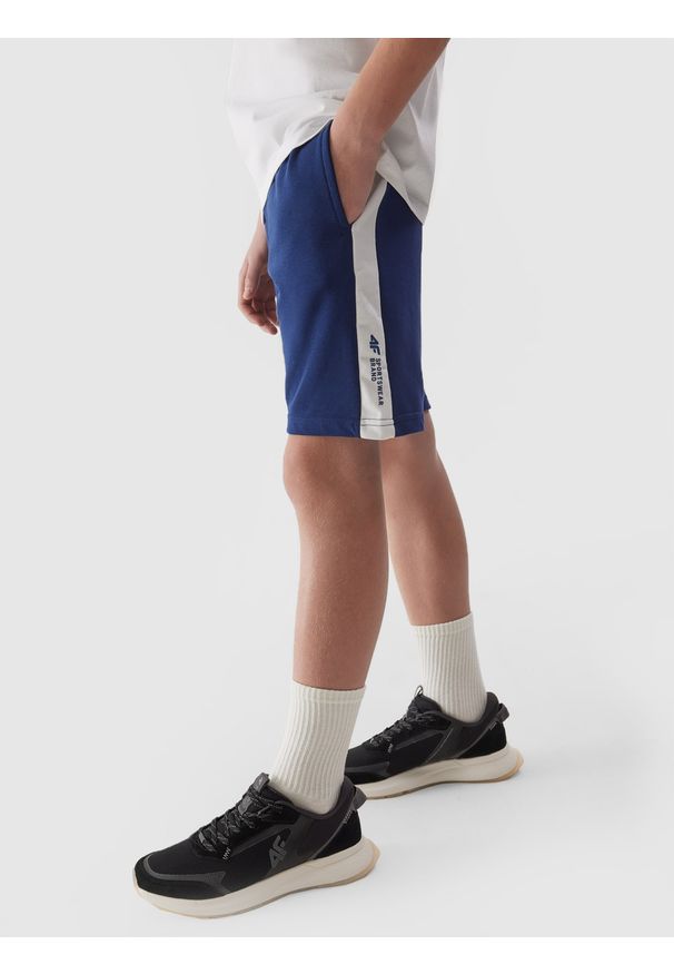 4f - 4F Spodenki dresowe chłopięce - granatowe 140 (9-10 lat). Okazja: na co dzień. Kolor: niebieski. Materiał: dresówka. Długość: krótkie. Wzór: gładki, ze splotem. Sezon: lato. Styl: casual, sportowy