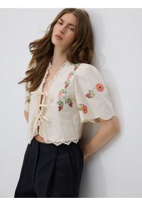 Reserved - Bluzka z haftem - kremowy. Kolor: kremowy. Materiał: bawełna, tkanina, len. Wzór: haft #1