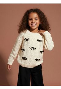 Sinsay - Ażurowy sweter z ozdobnymi kokardkami - kremowy. Typ kołnierza: kokarda. Kolor: kremowy. Wzór: ażurowy #1