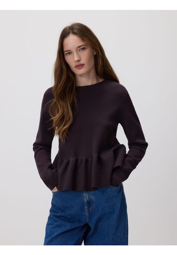 Reserved - Sweter z baskinką - ciemnobrązowy. Kolor: brązowy. Materiał: wiskoza, dzianina