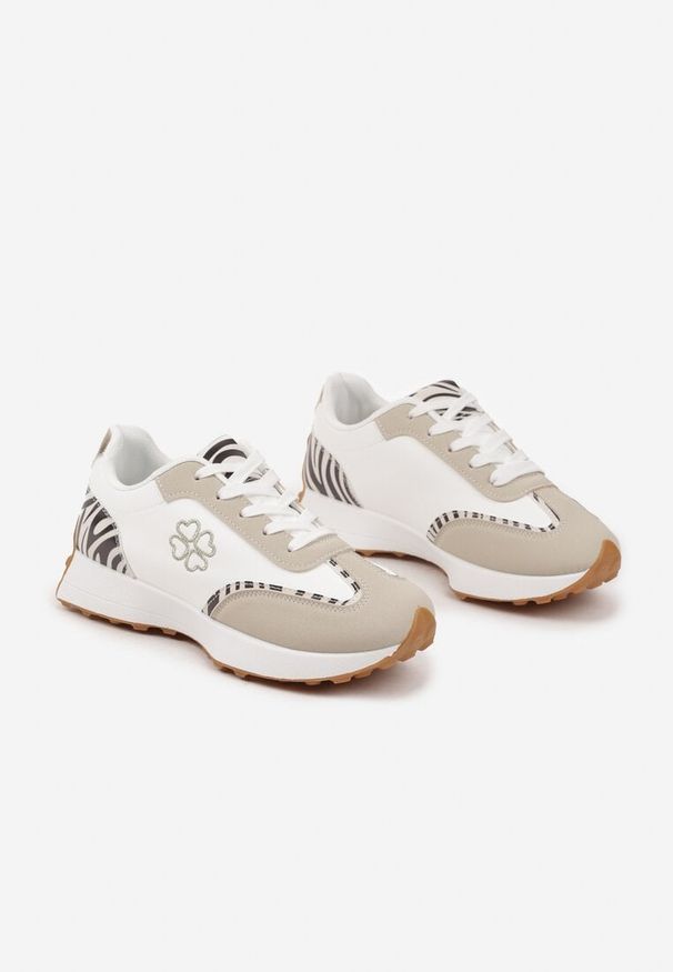 Born2be - Beżowo-Białe Sneakersy Zdobione Haftem i Zeberkowymi Wstawkami Alinalla. Okazja: na co dzień, na spacer. Kolor: beżowy. Materiał: jeans. Szerokość cholewki: normalna. Wzór: aplikacja, haft. Obcas: na płaskiej podeszwie. Sport: turystyka piesza