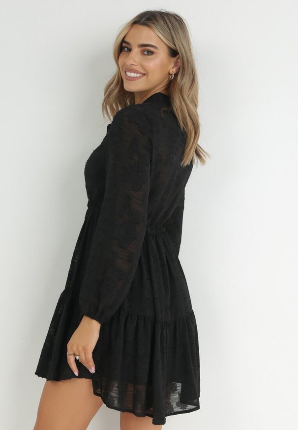 Born2be - Czarna Rozkloszowana Sukienka ze Sznurkiem w Pasie Juna. Okazja: na co dzień. Typ kołnierza: dekolt w kształcie V. Kolor: czarny. Długość rękawa: długi rękaw. Typ sukienki: proste. Styl: elegancki, casual